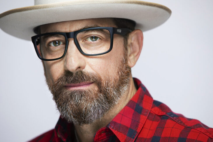Man with hat and Gunar glasses 