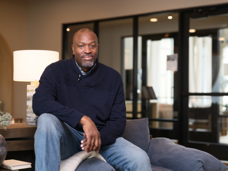 _DSF0705 Man with hat and Gunar glasses